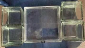 Glazen schaal 18,5 * 18,5 cm met 4 bakjes glas 9 * 9 cm beschikbaar voor biedingen