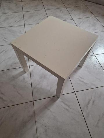 Witte Tafel beschikbaar voor biedingen