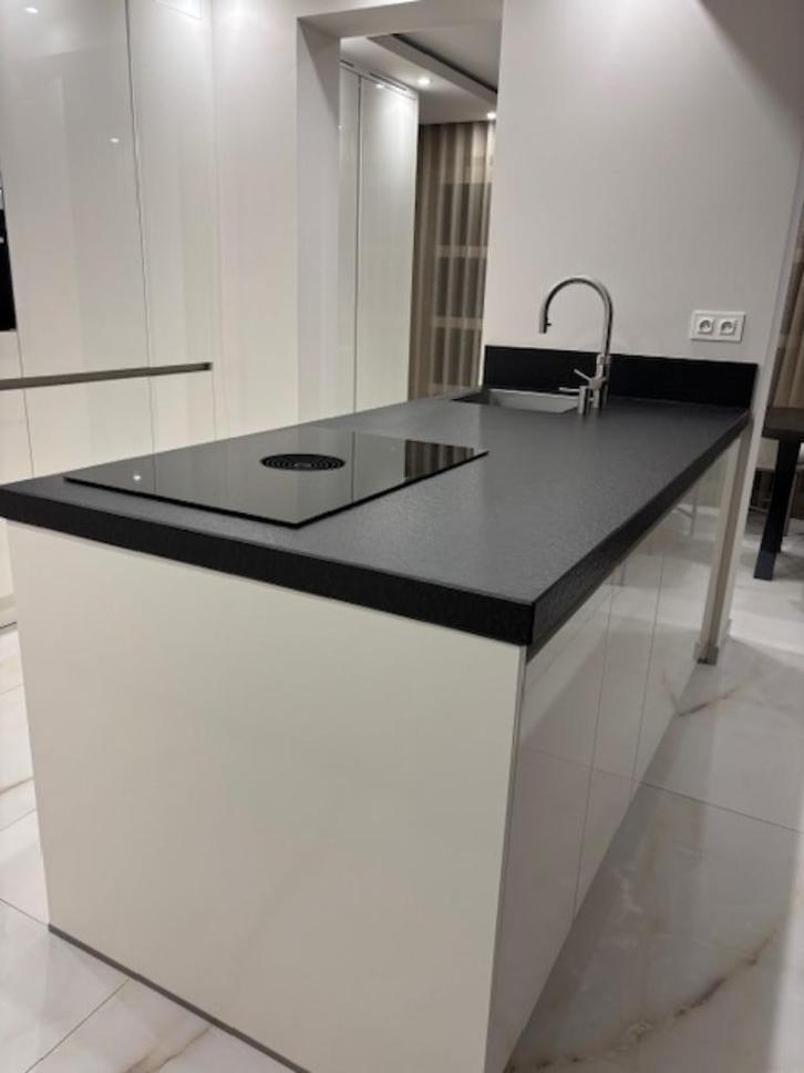 keuken, Huis en Inrichting, Keuken | Complete keukens, Zo goed als nieuw, Overige typen, Wit, Graniet of Steen, Greeploos, Met kookeiland