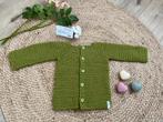 Een leuke Mosgroen baby vestje maat 62/68., Nieuw, Ophalen of Verzenden, Gebreide vestje, Truitje of Vestje