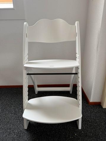 Witte meegroei kinderstoel in zeer nette staat beschikbaar voor biedingen