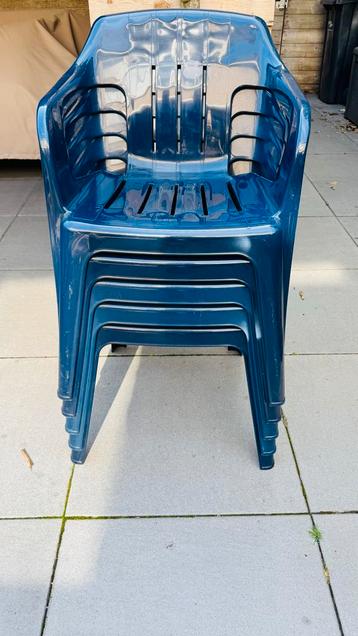 5 Blauwe Kunststof Stapelstoelen beschikbaar voor biedingen