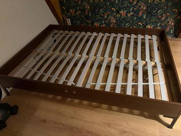 Tweepersoons donkerhouten bed 140x200 - IKEA - afbeelding 2