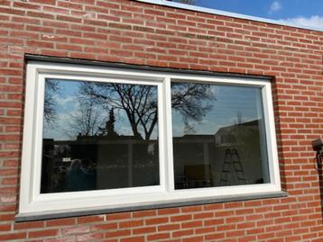 Wit dubbel raam met 1 kiepraam  beschikbaar voor biedingen