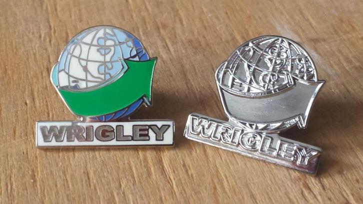 Originele Wrigley Pins – Messing verzamelobjecten (2 stuks), Verzamelen, Speldjes, Pins en Buttons, Nieuw, Speldje of Pin, Ophalen of Verzenden