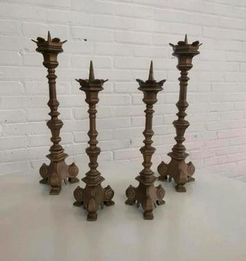 Kandelaar vier oude antieke bronzen koperen kandelaars. beschikbaar voor biedingen