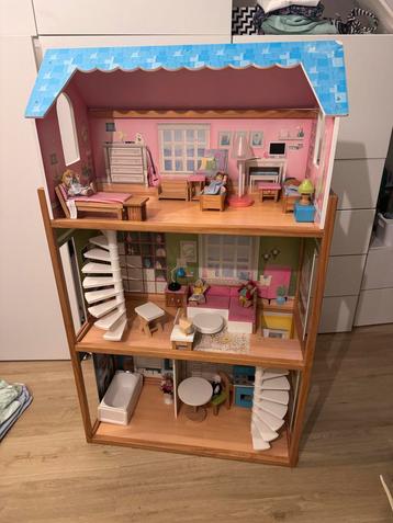 Houten Poppenhuis met Meubels en Poppen beschikbaar voor biedingen