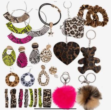 Display met 180 stuks sieraden beschikbaar voor biedingen