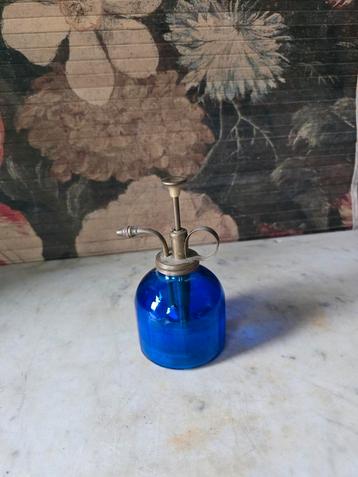 Blauw glazen verstuiver  beschikbaar voor biedingen