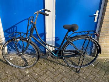Zwarte klassieke en comfortabele omafiets incl. voordrager beschikbaar voor biedingen