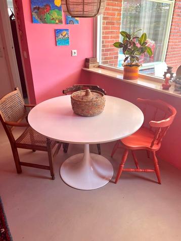 Vintage design tulp ronde tafel wit beschikbaar voor biedingen