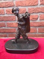 bronzen beeldje, de jonge golfspeler/ caddy, Antiek en Kunst, Ophalen of Verzenden, Brons