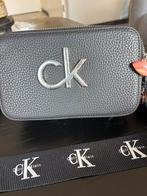 Zwarte Calvin Klein Schoudertasje, Sieraden, Tassen en Uiterlijk, Tassen | Damestassen, Ophalen of Verzenden, Zo goed als nieuw