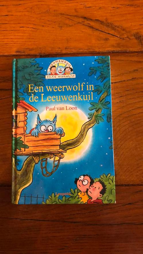 Dolfje Weerwolfje - Een weerwolf in de Leeuwenkuil, Boeken, Kinderboeken | Jeugd | onder 10 jaar, Zo goed als nieuw, Fictie algemeen