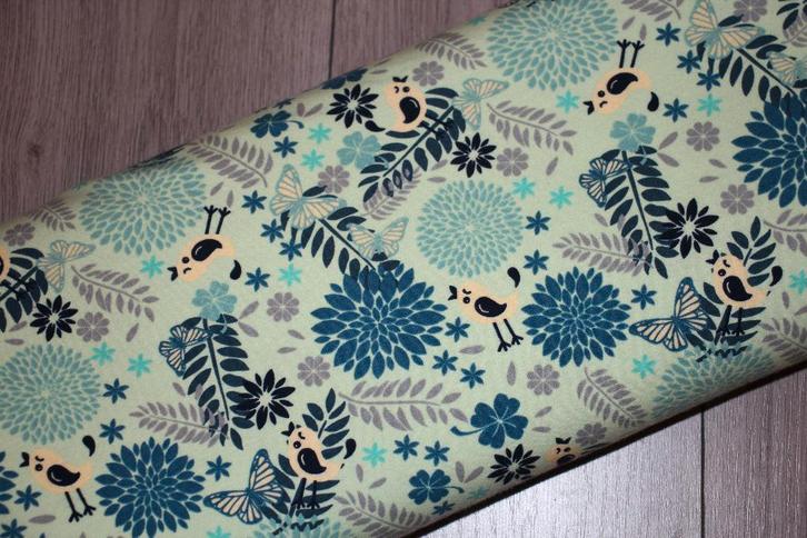 Tricot katoen stof Megan blue - groen bloem vogel #3048, Hobby en Vrije tijd, Stoffen en Lappen, Nieuw, Katoen, 120 cm of meer