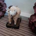Prachtige brocante wattenpopje Schaapje op plank met wieltje, Diversen, Kerst, Ophalen of Verzenden