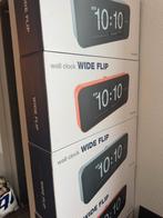 Karlsson Wide Flip Klok - Oranje/Grijs, Ophalen of Verzenden, Nieuw, Analoog, Wandklok