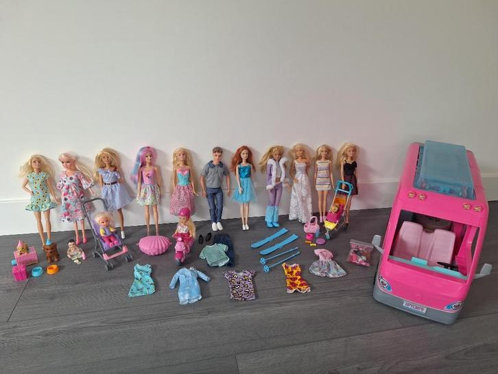 Barbie collectie - Droomcamper, 11x barbie & accessoires, Verzamelen, Poppen, Zo goed als nieuw, Pop, Ophalen of Verzenden