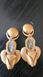 Extravagante goudkleurige metalen oorbellen met afbeelding, Sieraden, Tassen en Uiterlijk, Oorbellen, Ophalen of Verzenden, Gebruikt