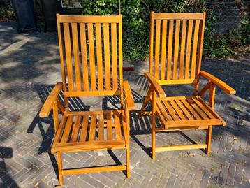 Twee houten tuinstoelen beschikbaar voor biedingen