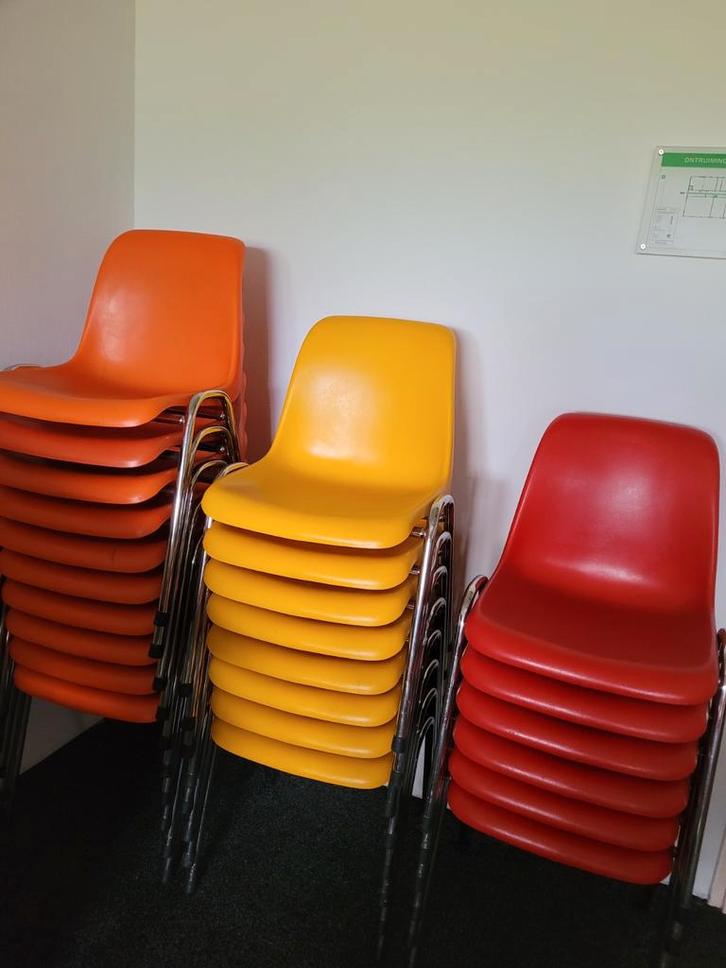 Stapelbare stoelen - diverse kleuren, Huis en Inrichting, Stoelen, Gebruikt, Vijf, Zes of meer stoelen, Kunststof, Overige kleuren
