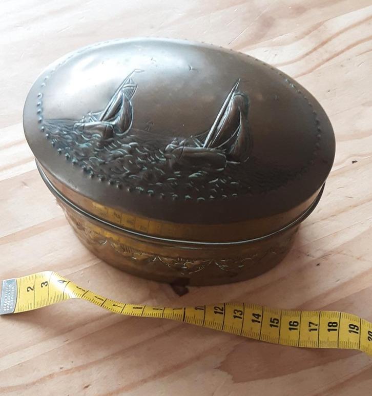 Ovale Bronzen Sierdoos met Zeilboten, Antiek en Kunst, Antiek | Koper en Brons, Brons, Ophalen of Verzenden