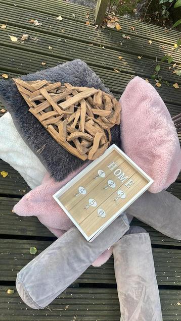 Gratis decoratie, kussens en dekentjes beschikbaar voor biedingen