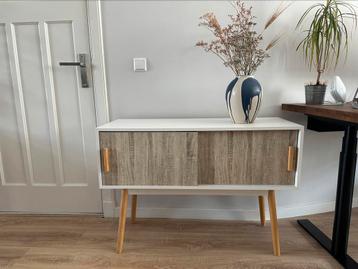 Stijlvol Scandinavisch kastje – wit met houtlook