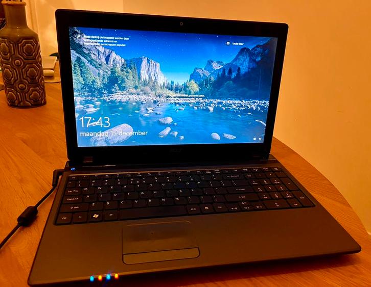 Acer Aspire 5750 werkt perfect! Kleine beschadiging scherm, Computers en Software, Windows Laptops, Zo goed als nieuw, 17 inch of meer
