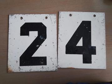 2 oud ijzeren scorebord nummers