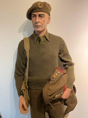 Britse blouse, v neck sweater en stropdas beschikbaar voor biedingen