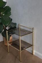 Vintage bijzettafel van messing en rookglas, Minder dan 55 cm, Vierkant, Ophalen, 45 tot 60 cm