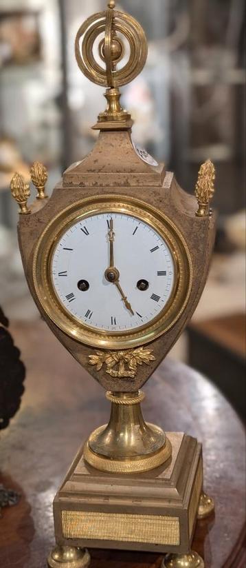 Antieke Franse bronzen vaas pendule 42 cm hoog. €525. beschikbaar voor biedingen