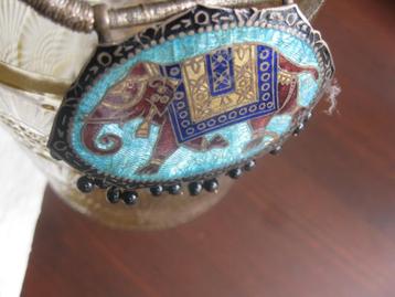 Geëmailleerde hanger aan groen koord. beschikbaar voor biedingen