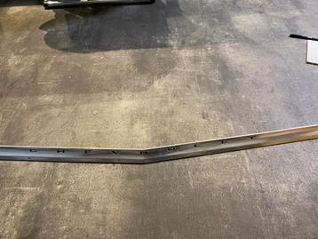 Chevrolet 1963 Hood lip molding beschikbaar voor biedingen