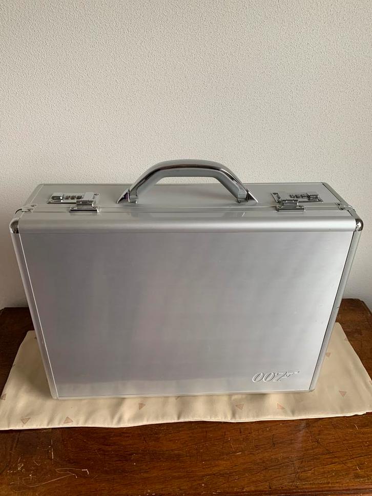 James Bond Briefcase Ultimate James Bond Collection DVD, Cd's en Dvd's, Dvd's | Actie, Zo goed als nieuw, Actie, Boxset, Vanaf 12 jaar