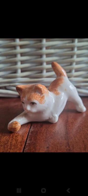 Vintage Poes Beeldje met Balletje beschikbaar voor biedingen