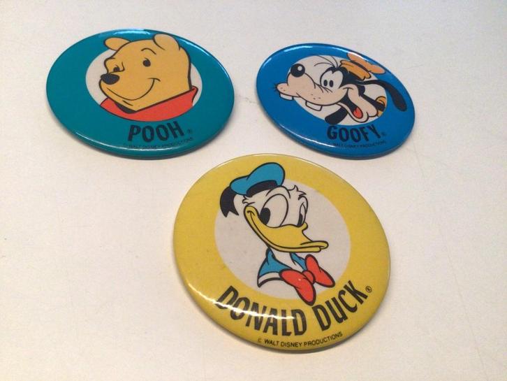 3 grote oude Disney buttons uit Disneyland USA, Verzamelen, Speldjes, Pins en Buttons, Gebruikt, Button, Figuurtje, Ophalen of Verzenden