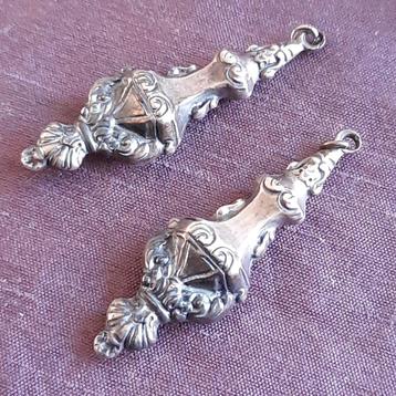 Twee Zilveren Hangers Breipendoppen Ornamentaal Schoonhoven beschikbaar voor biedingen