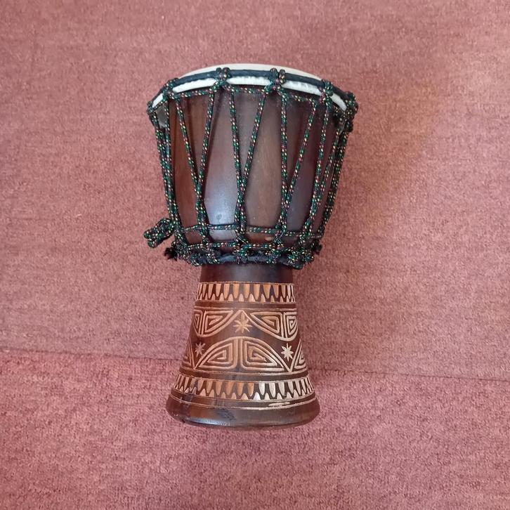 Djembé, vaastrommel hoogte 26cm, Muziek en Instrumenten, Percussie, Trommel, Ophalen