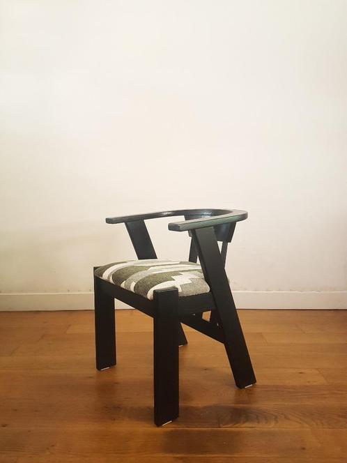 Vintage Brutalistische stoel in eik en bouclé, Huis en Inrichting, Stoelen, Gebruikt, Eén, Hout, Stof, Zwart, Ophalen