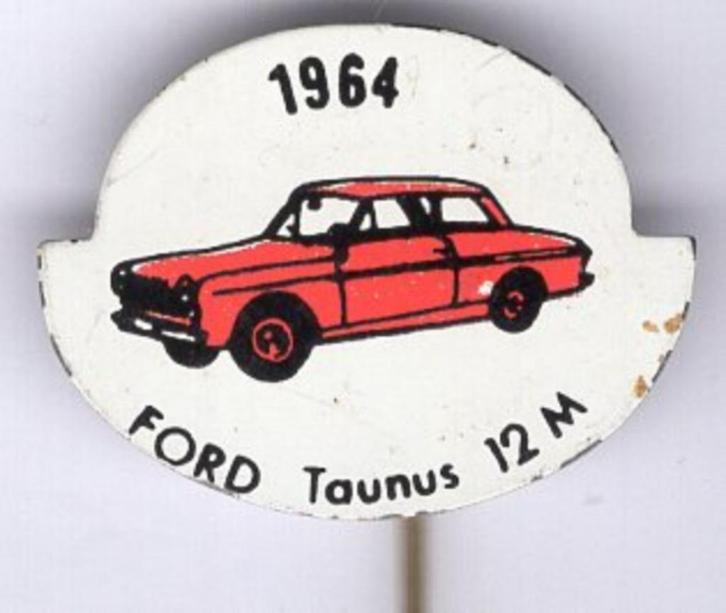 1964 FORD Taunus 12 M rood op blik auto speldje ( B_106 ), Verzamelen, Speldjes, Pins en Buttons, Zo goed als nieuw, Speldje of Pin