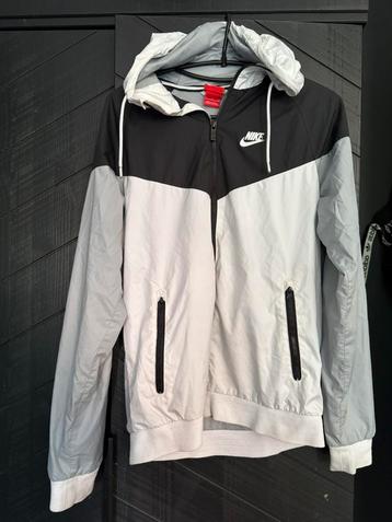 Nike windjack maat S beschikbaar voor biedingen