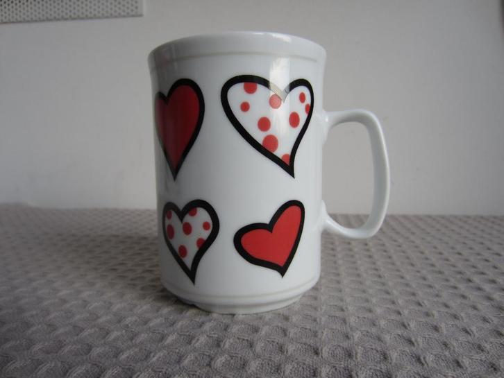 Beker mok wit met rode hartjes, Huis en Inrichting, Keuken | Servies, Zo goed als nieuw, Kop(pen) en/of Schotel(s), Overige stijlen