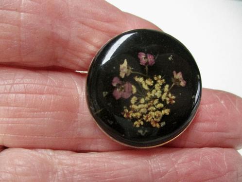 Vintage Broche oud model met ingelegde mini droog bloemetjes, Sieraden, Tassen en Uiterlijk, Antieke sieraden, Broche, Overige materialen