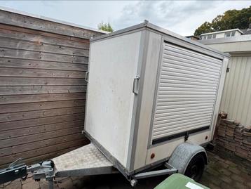 Gesloten aanhanger met rolluiken beschikbaar voor biedingen
