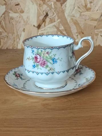 Royal Albert Petit Point China Kop en Schotel beschikbaar voor biedingen