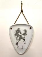 50 jaren wit porselein wandbordje met paard 3hoek model, Ophalen of Verzenden, Gebruikt