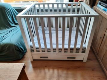Witte TWF box met lade inclusief 6 boxkleden  beschikbaar voor biedingen