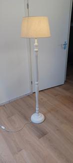 Witte Staande Lamp met Ecru Kap, Huis en Inrichting, Lampen | Vloerlampen, Ophalen, Hout, Gebruikt, Landelijk